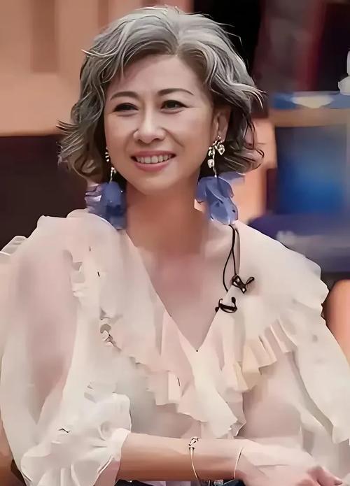 白头发明星叫什么名字_头发白的女明星_哪个女明星白发造型真好看
