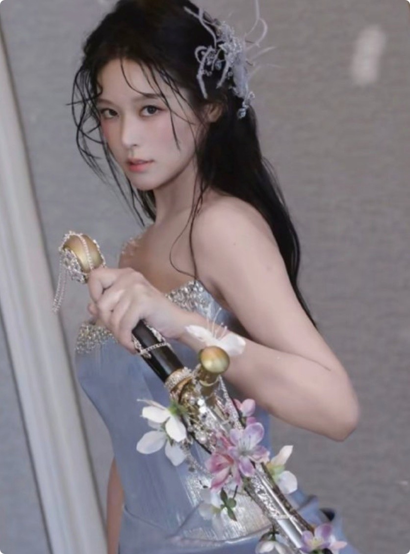 女明星 发型_短剧红毯穿搭分析_短剧演员红毯造型