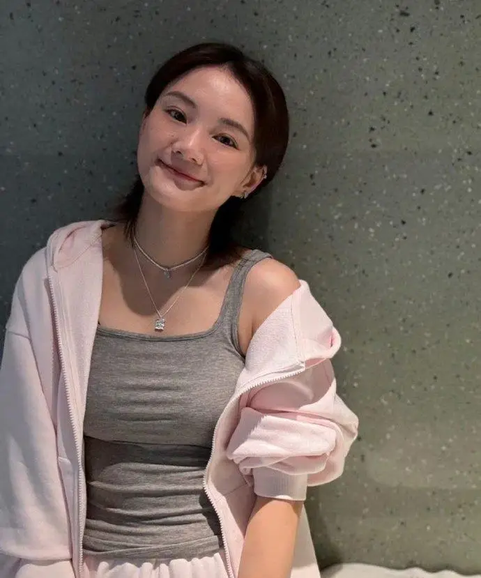 馨子 红苹果乐园 演员转型直播_女明星馨子